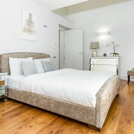 Nottingham: Stunning Private ماربيا